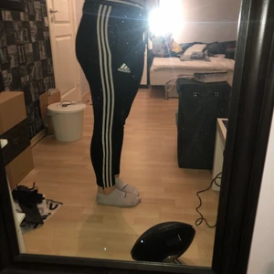 Adidasbyxor - Bekväma träningsbyxor från adidas! Dom är i fint skick, alla dragkedjor fungerar som dom ska & där är inga defekter utöver ett litet tryck på rumpan som nästan är borta. Nypris ca 299kr. Köparen står för frakten OBS finns billigare frakt men paketet är isåfall inte spårbart!