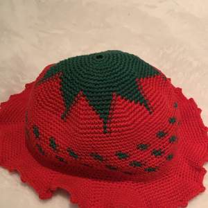 Säljer nu en så söt liten hatt/mössa som ser ut som en jordgubbe 🍓 Den är helt oanvänd (testade enbart den för bilden) och har därför inga fel! Om flera vill ha blir det budgivning! Frakt tillkommer❤️