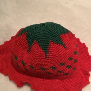 Jättesöt jordgubbshatt! - Säljer nu en så söt liten hatt/mössa som ser ut som en jordgubbe 🍓 Den är helt oanvänd (testade enbart den för bilden) och har därför inga fel! Om flera vill ha blir det budgivning! Frakt tillkommer❤️