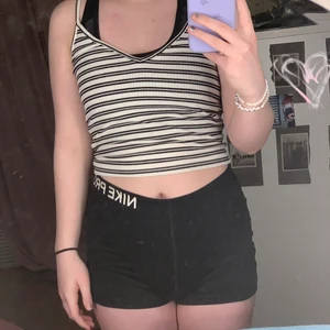 Randigt linne - Ett randigt linne ifrån ginatricot🖤 köpt för ett år sedan ungefär men aldrog använd. Inga skador mm och är gansk töjbar i tyget. I storlek S. Köparen står för frakten