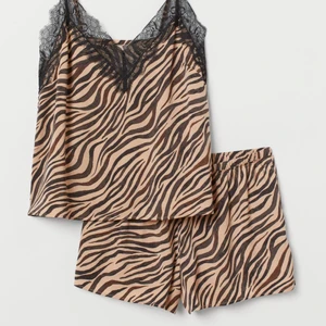 Pyjamasset - Skitballt pyjamasset från hm i satin, använt en gång så är så gott som nytt! Helt slutsåld på hemsidan⚡️ Toppen är skitsnygg som festtopp också. Justerbara axelband och resår runt midjan på shortsen så passar L/XL Säljs då det inte kommer till användning💓