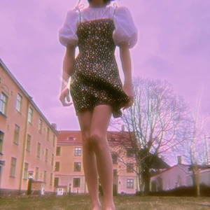 söt sommarklänning 🌸🤍✨ - en jättesöt liten sommarklänning köpt på H&M. om du skulle vara intresserad så kontakta mig och skriv ditt bud. kontakta mig för fler bilder <3 köparen står för frakten. (det var skitkallt när jag tog den här bilden) 💖