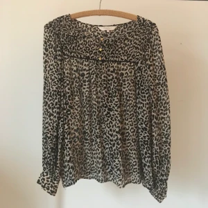 Part two leopardblus - Svartvit leopardblus från Part two Copenhagen. Halvgenomskinlig och ballongärmad. Storlek 36.