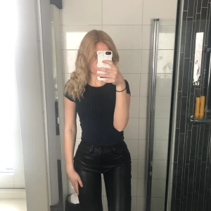 Mörkblå croppad t-shirt - Marinblå t-shirt i ribbat material och croppad modell, från Bik Bok. Storlek xs. Pris: 50kr + frakt✨