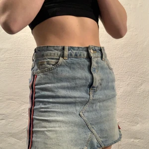 Jeanskjol från zara - En jeanskjol från zara. Med band på sidan. Storlek xs. 166kr med frakten inräknat❤️
