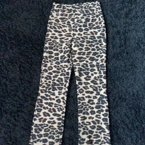 Kostymbyxor  - Fina leopardprint kostymbyxor från Gina i modellen kick flare. Använd 1 gång och säljes för att dom är försmå. Ordinarepris 399kr säljes för 50kr + frakt. Storlek 34