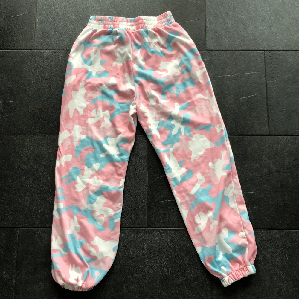Skit snygga camouflage byxor i rosa, blå och vit, dem passar både en S och en XS. Dem är sköna och snygga på. . Jeans & Byxor.