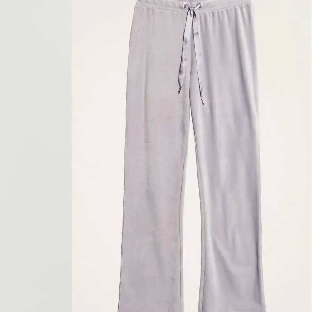 Mjukisbyxor från Gina tricot, väldigt sköna i storlek M. Fin ljusgrå färg. . Jeans & Byxor.