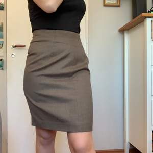 En jätte fin grå/brun kjol som tyvärr är för stor för mig. Jag ska igentligen ha storlek 34 i kjolar. Den är lite vintage i stilen och färgen vilket gör den dö cool till sommaren. Köpt secondhand men i sååå bra skick. Av mig är den helt oanvänd och ändas provad ett fåtal gånger. 