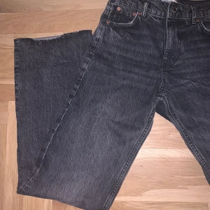 Snyggaste Jeansen - Säljer ett par sjukt snygga par jeans ifrån zara! Endast testade så såklart nyskick! I storlek 34 och jättesnyggt och modernt långa på mig som är 165! Blir dina för 150kr+frakt!