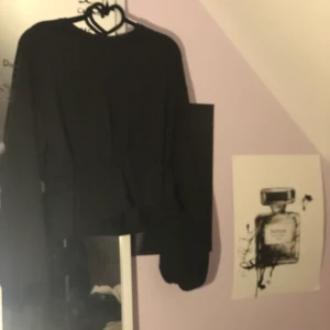 Svart tröja - En fantastiskt vacker tröja ur Therese Lindgrens egna kollektion från NA-KD! Denna har jag testat en gång, aldrig mer för den föll mig inte i smaken!