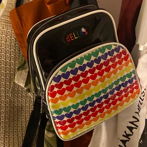 Deliasväska - Säljer nu denna fett snygga ryggsäck i lackerat material från Delias! Den är köpt för cirka 1 år sen på dollskill men aldrig använd. Mycket rymlig, två fack med dragkedjor och långa justerbara remmar! Så fin verkligen säljer endast pga inte min stil💘 kan mötas upp i Sthlm eller frakta (du betalar för frakten.) Skriv om frågor! KRAAAM