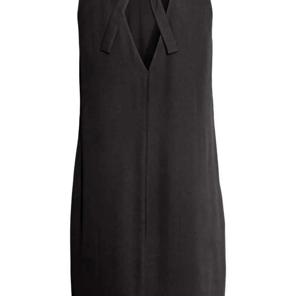 H&m black minimalistic elegant dress with details on the back. In excellent condition! Size 38 Pick up available in Kunsholmen. Please check out my other items! :). Klänningar.