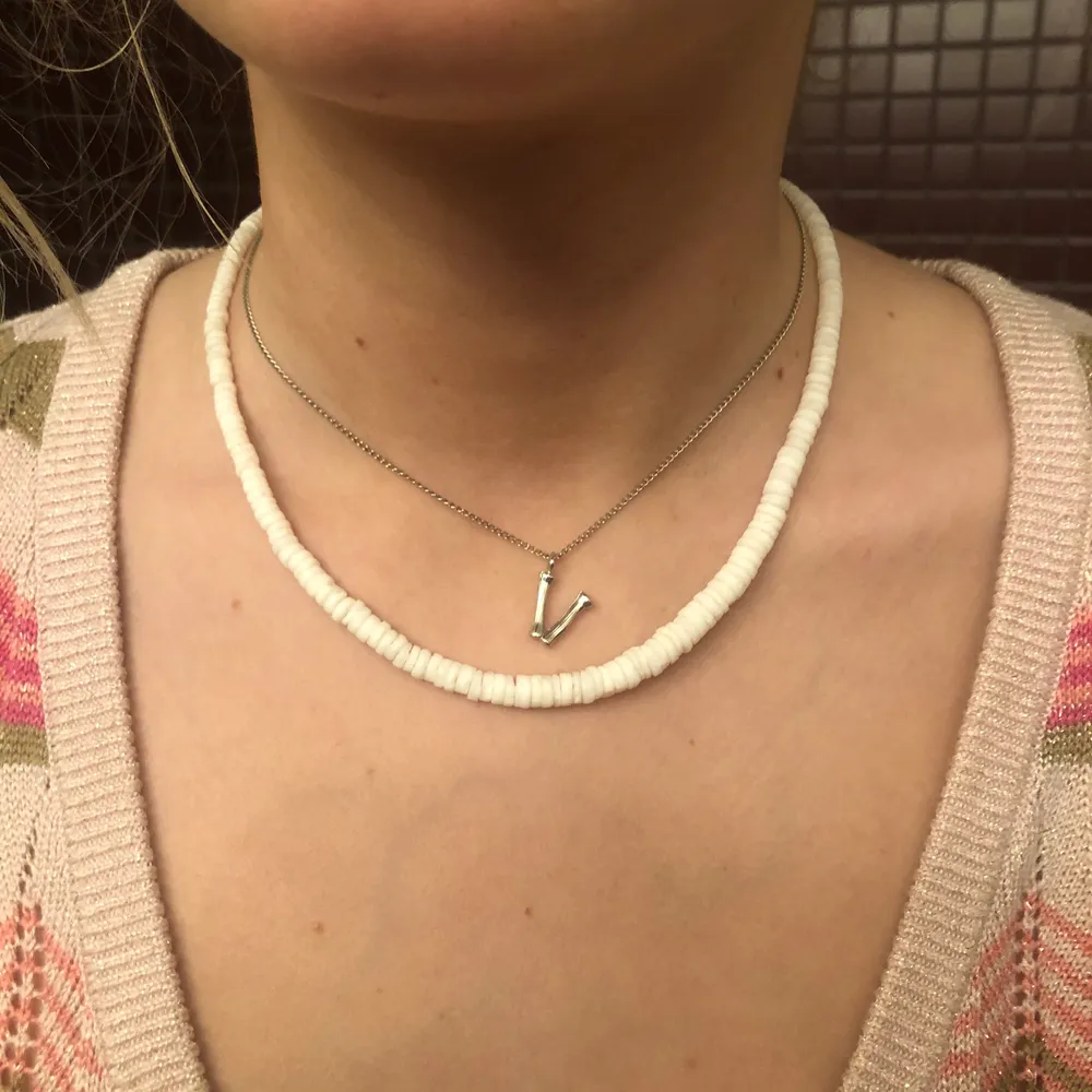 Säljer detta as snygga halsband (det vita).det passar till allt och är så trendigt❤️. Accessoarer.