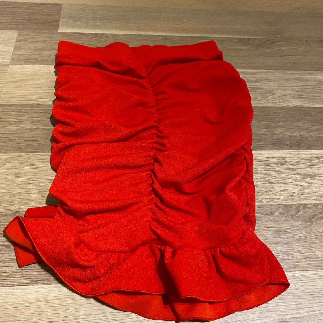 Kjol med detaljer där bak - 90