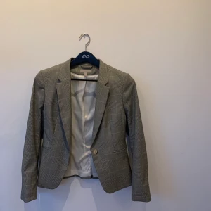 Kavaj - Säljer denna kavaj för att den inte kommit till användning. Köpare står för frakt.(Frakten kan variera än de som står nedan, beroende på vad paketet kommer väga)