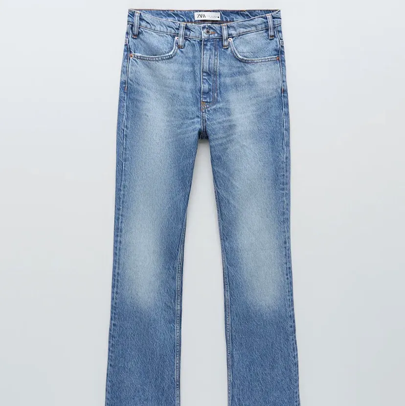 Skitfina utsvängda jeans i nyskick från Zara! Jeansen är i en slags vintage modell med mid rise i storlek 34💗 Helt i nyskick bortsett från att jag klippt ett charmigt hål i ena knät. Skriv för mer bilder och buda i kmt 💗budgivningen avslutas den 16e💗. Jeans & Byxor.