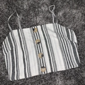 Linne - Fint randigt kortare linne. Sitter tight