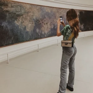 jeans  - säljer dessa gråa lite lägre jeans. bilden är lånad men ser exakt ut som jeansen jag säljer, vid intresse kan jag skicka egna bilder💕💕 storleken är lite oklar men skulle säga runt 34/38.