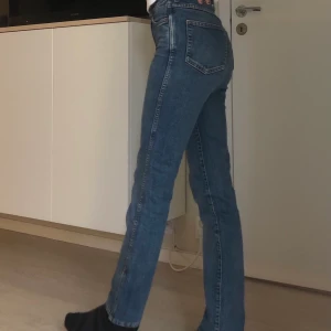 Blå weekday case split jeans - Ett par trendiga weekday jeans i storlek: 24/30. NYSKICK. Sitter som ett smäck och har en split längst ner💕Kontakta privat om du är intresserad?