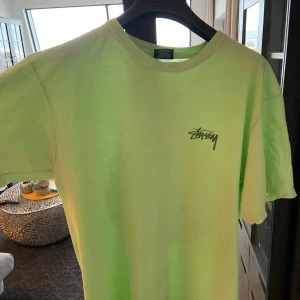 Stussy t shirt  - Använd stussy tröja som har några små små hål på vissa ställen men annars är den i bra skick storleken är medium.