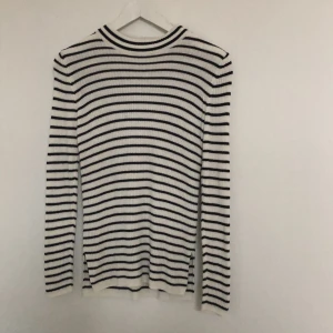 Finstickad polo! - Randig stickad  polotröja från Vila i storlek S. Använd fåtal gånger, säljer för 50kr +frakt!