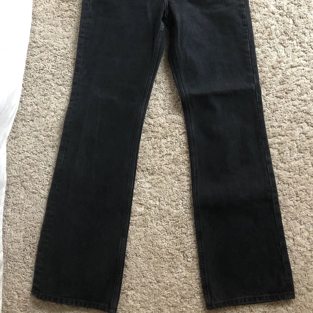 Svarta trendiga raka jeans från weekday i storlek 24/32 (jag är ungefär 170cm lång). Är i mycket bra skick och sällan använda. Buda gärna i kommentarerna💕. Jeans & Byxor.