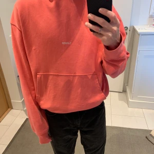 Zadig & voltaire hoodie från Lissabon  - Använd några få gånger men har inga defekter, tröjan sitter lite stor som medium 