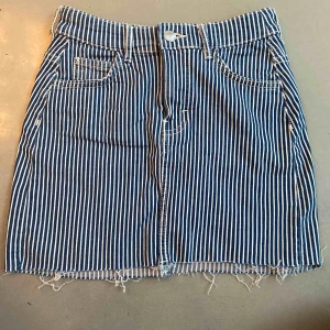  - Randig jeanskjol från Bershka i storlek XS. 