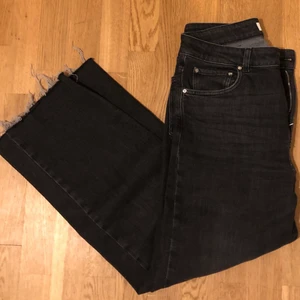 Svarta jeans - Svarta jeans från Wera i storlek 36, avklippta ner till och näst in till aldrig använda då de är för små för mig 🥰