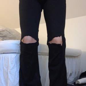 Säljer ett par utsvängda jeans med hål som jag själv klipp. Köpa på Cubus. Är långa i benen!! Passar xs, s