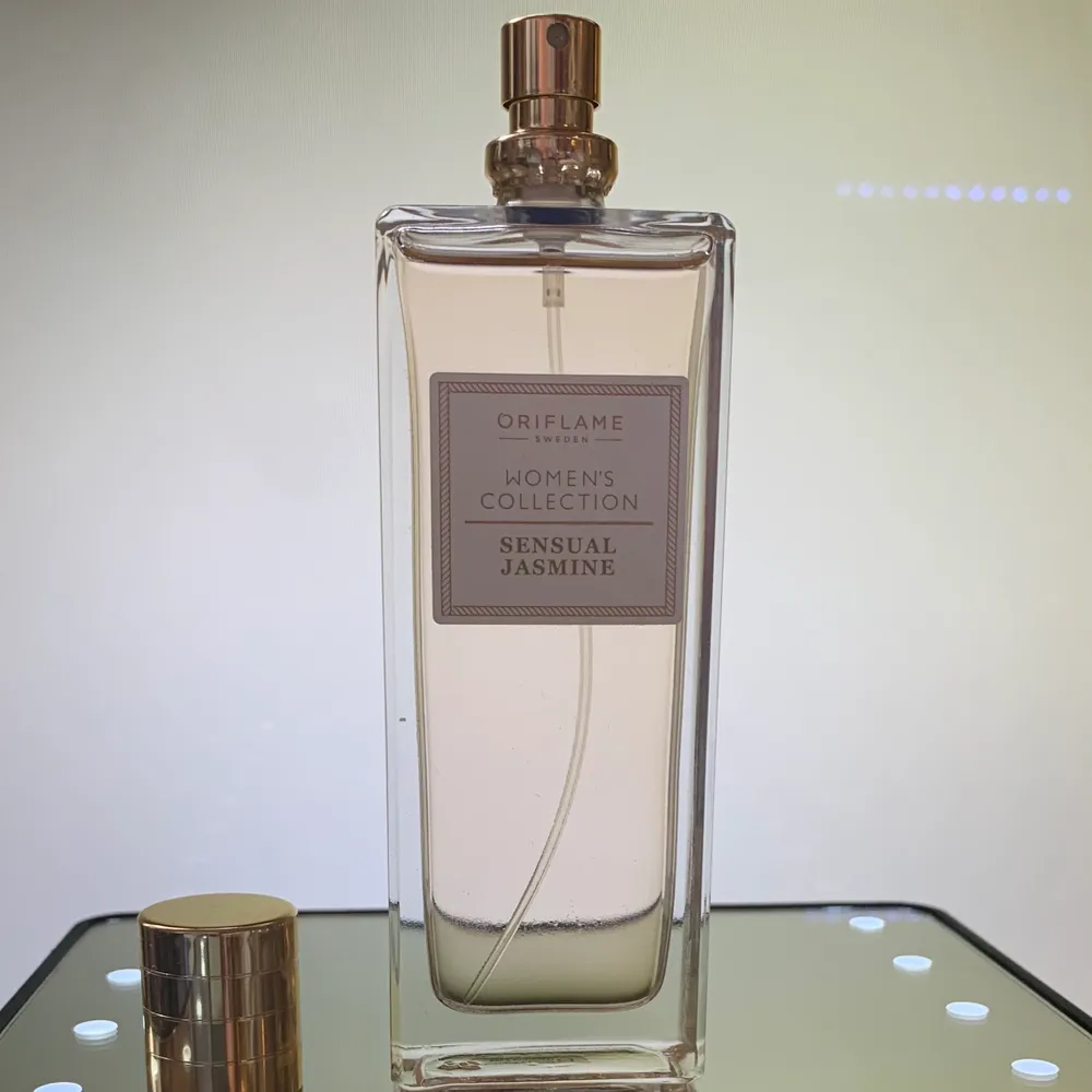 Säljer en helt oanvänd & en helt ny sensual Jasmine parfym 50 ml, parfymen är i sin original förpackning och den har en god blommaktig somrig doft, finns på gröna linjen, tar emot Swish & kontanter :). Övrigt.