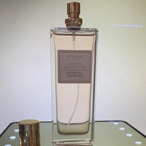 SENSUAL JASMINE PARFYM  - Säljer en helt oanvänd & en helt ny sensual Jasmine parfym 50 ml, parfymen är i sin original förpackning och den har en god blommaktig somrig doft, finns på gröna linjen, tar emot Swish & kontanter :)