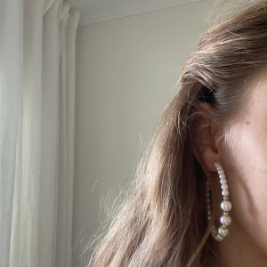 Runda örhängen med pärlor!🤍 - Runda örhängen med pärlor från h&m. Endast använda på bilden! Säljes för 25kr!💫