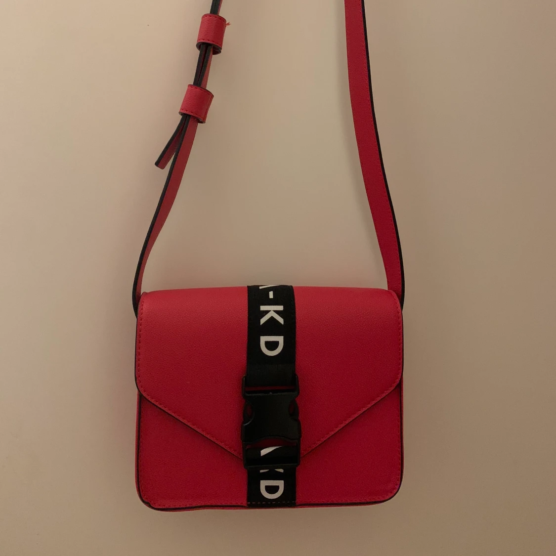 Röd väska från na-kd 