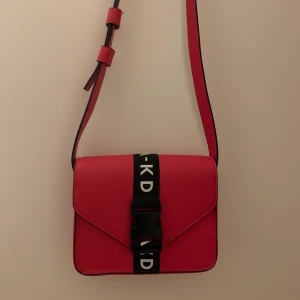Röd väska från na-kd  - En röd väska från na-kd. Knappt använd. Köparen står för eventuell frakt❤️