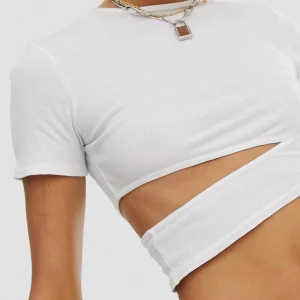 Ribbad topp med utskurna detaljer, storlek 38. - Snygg, skön & trendig topp. Aldrig använd då köpte för liten storlek. 