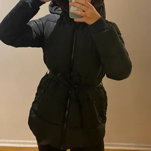 PUFFER JACKA - S - Puffer jacka i svart med knytning runt midjan. Man kan ta bort banden runt midjan om man inte vill ha den utan. Jättevarmt och gosig, passar både vinter, vår och höst. Storlek S men skulle kunna passa lite större än S.