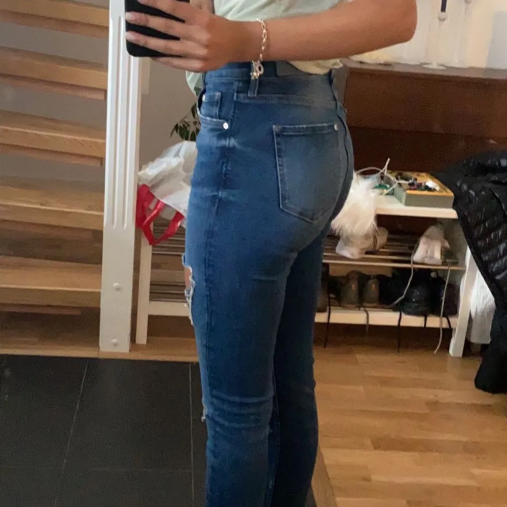 Ett par svin snygga jeans från H&M. Köpta för längesen och använt dom ganska mycket men dom har inga skador. Skriv om ni har några frågor. Nypris 349.💕. Jeans & Byxor.