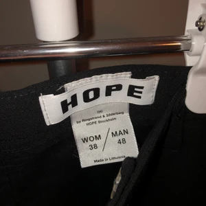 Svarta hope byxor  - Svarta hope byxor, med mudd nertill. Sparsamt använda, storlek 38! Kan mötas upp i Lund och Malmö, även posta och då tillkommer fraktkostnad! 