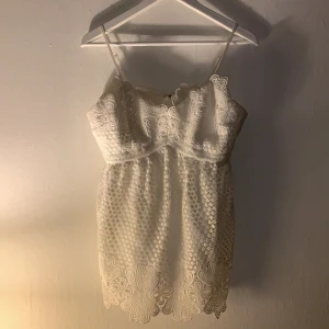 Spetsigt linne  - Spetsigt vitt linne från GinaTricot. Ordinarepris 349kr säljes för 45kr+frakt. Storlek 38