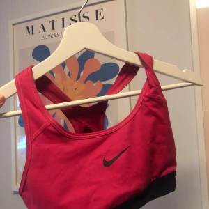 Sport-bh NIKE - Mycket bra skick! Sport-Bh från Nike. Storlek XS. Knappast använd