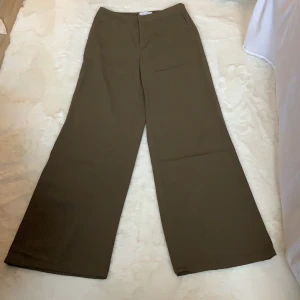 Gröna kostymbyxor  - Säljer dessa gröna kostymbyxor i vid modell för att de är för korta för mig som är 179. 