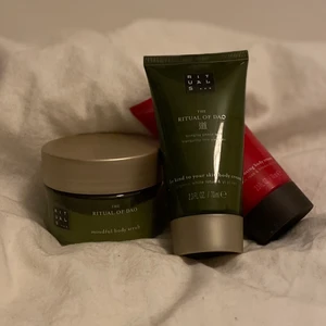 Body Cream/ body scrub - Säljer 3 produkter från rituals! 2 stycken body creams och en body scrub, den röda body creamen är testad men ingen fara! Dem andra 2 är helt oanvända, krämerna är 70 ml medans skrubben är 125 ml. Hör av er vid frågor och kom med ett annat förslag om priset inte passar! Röd body Cream= 40 kr!  Grön body cream= 50 kr!  Body scrub= 90kr