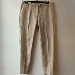 Beige kostymbyxor - Kostymbyxor från bikbok. Ordinarepris 100kr säljes för 40kr +frakt. Storlek S