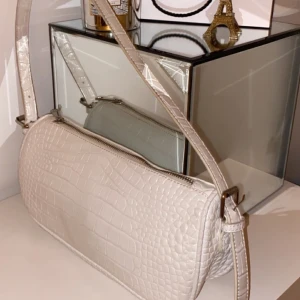 Vit baguetteväska - Populär vit baguette väska från Nelly, jättefin och passar till allt. Är väldigt stor innuti så man får plats med mycket