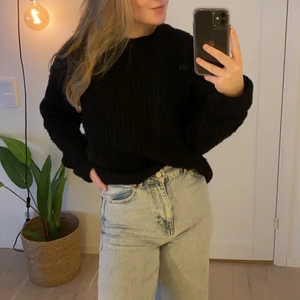 NA-KD stickad tröja🤩⭐️🧚🏼‍♀️💋 - Perfekt att ha i garderoben! En svart stickad tröja från Naked. Den sticks inte⭐️Bara använd några få gånger så i bra kvalitet💕Den är i storleken M. Jag stör för frakten 🌎