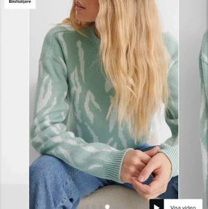 Djurmönstrad tröja - Säljer denna snygga BLÅA tröja från nakd, tyvärr kommer den inte till användning. Endast använd 1 gång och fick hem den för bara en månad sedan (dåligt ljus på bilderna därför ser den typ smutsig ut)