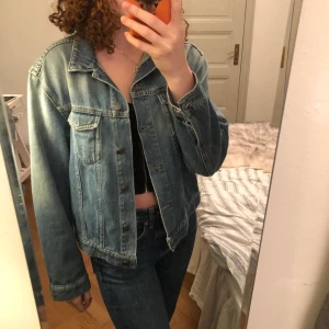 Oversize jeansjacka - Oversize jeansjacka från j lindeberg strl m