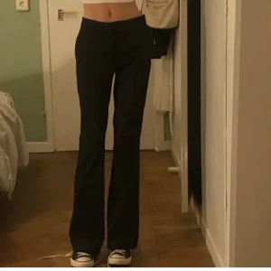 Kostymbyxor  - Super fina lågmidjade bootcut kostymbyxor som är vintage köpta på Plick 🤩 älskar de men tyvärr kommer de ej till användning. Bra skick och passar mig som har 24-25, passar nog en 25 bäst. Vintage därav priset, lånade bilder btw, förutom sista
